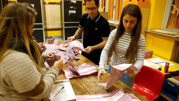 Volunteers count ballots for a referendum on constitutional reform at a polling station in Rome, Italy, December 4, 2016 - Sputnik International