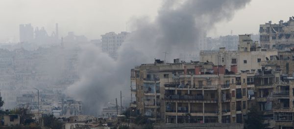 Smoke rises near Pro-Syrian government soldiers after shelling, in al-Izaa area in Aleppo, Syria December 5, 2016 - Sputnik International