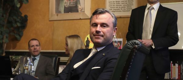 Norbert Hofer, center, candidate of the right-wing populist Freedom Party, poses for a photograph as he and his aides wait in his office in Austria's capital Vienna before the voting closes Sunday, Dec. 4, 2016 - Sputnik International