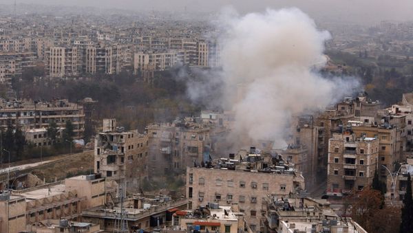 Smoke rises near Bustan al-Qasr crossing point in a government controlled area, during clashes with rebels in Aleppo, Syria December 5, 2016 - Sputnik International
