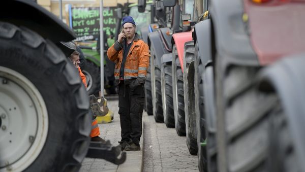 Farmers on their phones as they participate in a demonstration in Helsinki, Finland, Friday, March 11, 2016 - Sputnik International