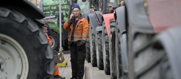 Farmers on their phones as they participate in a demonstration in Helsinki, Finland, Friday, March 11, 2016 - Sputnik International