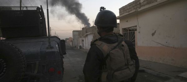 An Iraqi special forces soldier, stands next to a Humvee, as he looks at black smoke rising during a battle against the Islamic State militants, in the Bakr front line neighborhood, in Mosul, Iraq, Saturday, Nov. 26, 2016 - Sputnik International