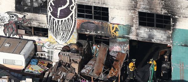 Firefighters work inside the burned warehouse following the fatal fire in the Fruitvale district of Oakland, California, U.S. December 4, 2016 Firefighters work inside the burned warehouse following the fatal fire in the Fruitvale district of Oakland, California, U.S. December 4, 2016 - Sputnik International