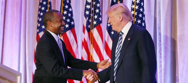 Donald Trump shaking hands with  Ben Carson (File) - Sputnik International