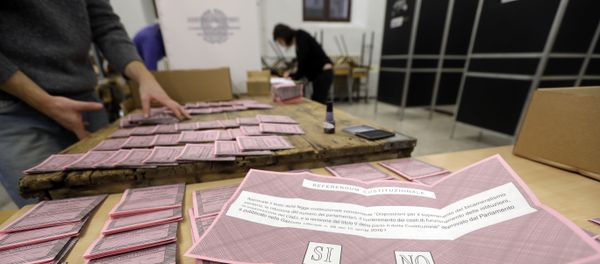Ballots are prepared at a polling station in view of the upcoming Constitutional Reform referendum, in Rome, Saturday, Dec. 3, 2016 - Sputnik International
