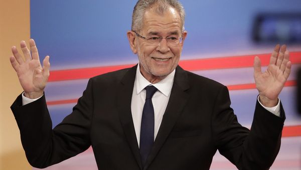 Presidential candidate Alexander Van der Bellen, a former leading member of the Greens Party, raises his arms in the Hofburg in Austria's capital Vienna Sunday, Dec. 4, 2016 - Sputnik International