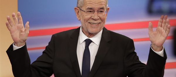 Presidential candidate Alexander Van der Bellen, a former leading member of the Greens Party, raises his arms in the Hofburg in Austria's capital Vienna Sunday, Dec. 4, 2016 Presidential candidate Alexander Van der Bellen, a former leading member of the Greens Party, raises his arms in the Hofburg in Austria's capital Vienna Sunday, Dec. 4, 2016 - Sputnik International