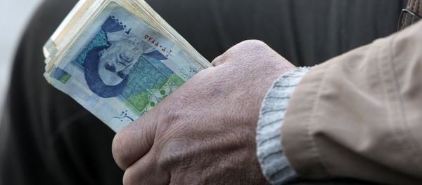 Iranian street money changer holds Iranian banknotes (File) Iranian street money changer holds Iranian banknotes (File) - Sputnik International