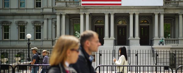 Pedestrians pass infront of US and Japan flags on the Eisenhower Executive Office Building next to the White House on April 27, 2015 in Washington, DC Pedestrians pass infront of US and Japan flags on the Eisenhower Executive Office Building next to the White House on April 27, 2015 in Washington, DC - Sputnik International