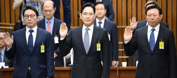 (L-R) SK Group chairman Chey Tae-Won, Samsung Group's heir-apparent Lee Jae-yong and Lotte Group Chairman Shin Dong-Bin take an oath during a parliamentary probe into a scandal engulfing President Park Geun-Hye at the National Assembly in Seoul on December 6, 2016 (L-R) SK Group chairman Chey Tae-Won, Samsung Group's heir-apparent Lee Jae-yong and Lotte Group Chairman Shin Dong-Bin take an oath during a parliamentary probe into a scandal engulfing President Park Geun-Hye at the National Assembly in Seoul on December 6, 2016 - Sputnik International