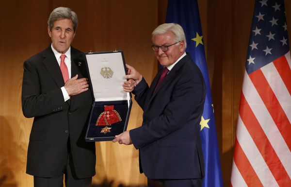 Outgoing U.S. Secretary of State John Kerry receives the Grand Cross, First Class of the order of Merit of the Federal Republic of Germany from German Foreign Minister Frank-Walter Steinmeier (R) at the Foreign Ministry in Berlin, Germany, December 5, 2016. - Sputnik International