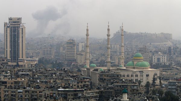 Smoke rises after strikes on Aleppo, Syria December 5, 2016. Smoke rises after strikes on Aleppo, Syria December 5, 2016. - Sputnik International