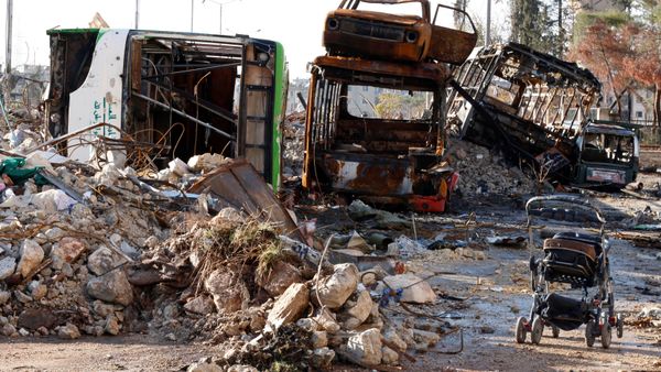 An abandoned child stroller is seen near damaged vehicles which were used as barricades in Hanano housing district after government forces took control of the area in Aleppo, Syria December 2, 2016. - Sputnik International