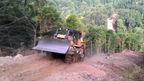 Extreme descent from the mountain on a bulldozer - Sputnik International