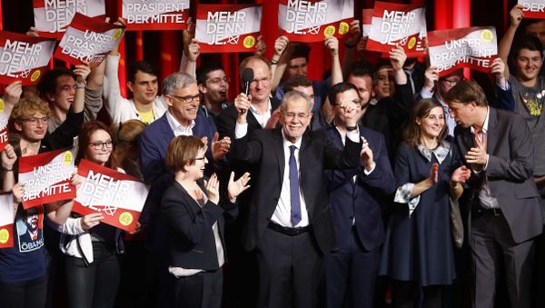 Austrian presidential candidate Alexander Van der Bellen, who is supported by the Greens, reacts at an election party in Vienna, Austria - Sputnik International