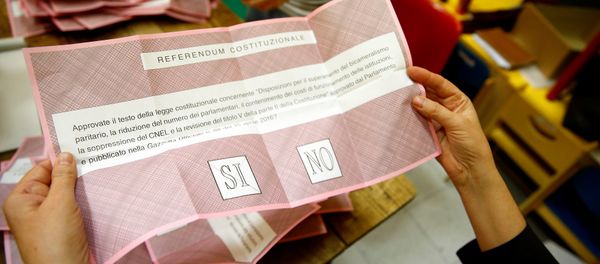 A volunteer counts ballots for a referendum on constitutional reform at a polling station in Rome, Italy, December 4, 2016. - Sputnik International