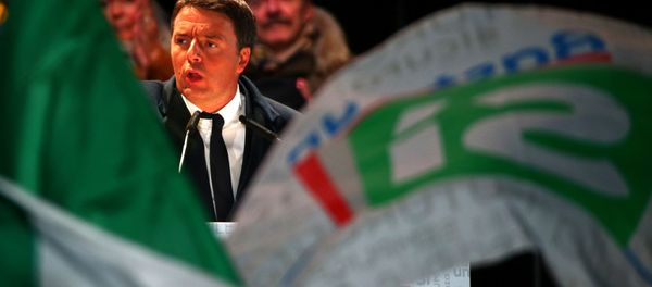 Italian Prime Minister Matteo Renzi speaks during the last rally for a Yes vote in the upcoming referendum about constitutional reform, in Florence, Italy - Sputnik International