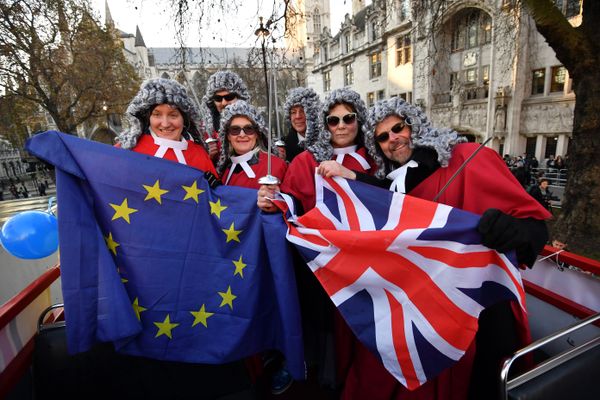 Members of the pro-European movement Britain for Europe pose on a double decker bus dressed as judges outside the Supreme court building in London on the first day of a four-day hearing on December 5, 2016. Members of the pro-European movement Britain for Europe pose on a double decker bus dressed as judges outside the Supreme court building in London on the first day of a four-day hearing on December 5, 2016. - Sputnik International