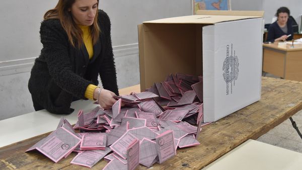 A polling station officer prepares the counting of the ballots at the end of the vote for a referendum on constitutional reforms, on December 4, 2016 in a polling station in Rome. - Sputnik International