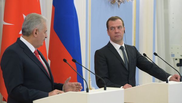 Russian Prime Minister Dmitry Medvedev and his Turkish counterpart Binali Yildirim during a joint press conference on December 6, 2016 - Sputnik International