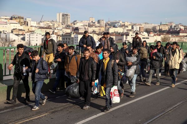 Refugees and migrants cross the Old Sava Bridge heading in the direction of the Croatian border, in Belgrade, Serbia November 11, 2016. - Sputnik International