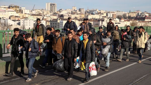 Refugees and migrants cross the Old Sava Bridge heading in the direction of the Croatian border, in Belgrade, Serbia November 11, 2016. - Sputnik International