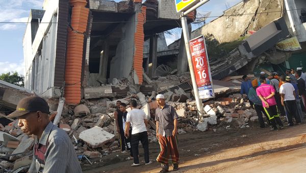 People survey the damage after dozens of buildings collapsed following a 6.4 magnitude earthquake in Ule Glee, Pidie Jaya in the northern province of Aceh, Indonesia December 7, 2016. - Sputnik International