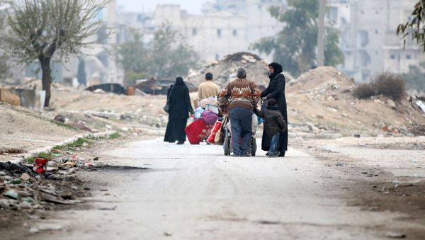 People carry their belongings as they flee the Kadi Askar area towards Bustan al-Qasr neighbourhood, in rebel-held besieged Kadi Askar area of Aleppo, Syria December 5, 2016. People carry their belongings as they flee the Kadi Askar area towards Bustan al-Qasr neighbourhood, in rebel-held besieged Kadi Askar area of Aleppo, Syria December 5, 2016. - Sputnik International