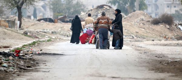 People carry their belongings as they flee the Kadi Askar area towards Bustan al-Qasr neighbourhood, in rebel-held besieged Kadi Askar area of Aleppo, Syria December 5, 2016. People carry their belongings as they flee the Kadi Askar area towards Bustan al-Qasr neighbourhood, in rebel-held besieged Kadi Askar area of Aleppo, Syria December 5, 2016. - Sputnik International