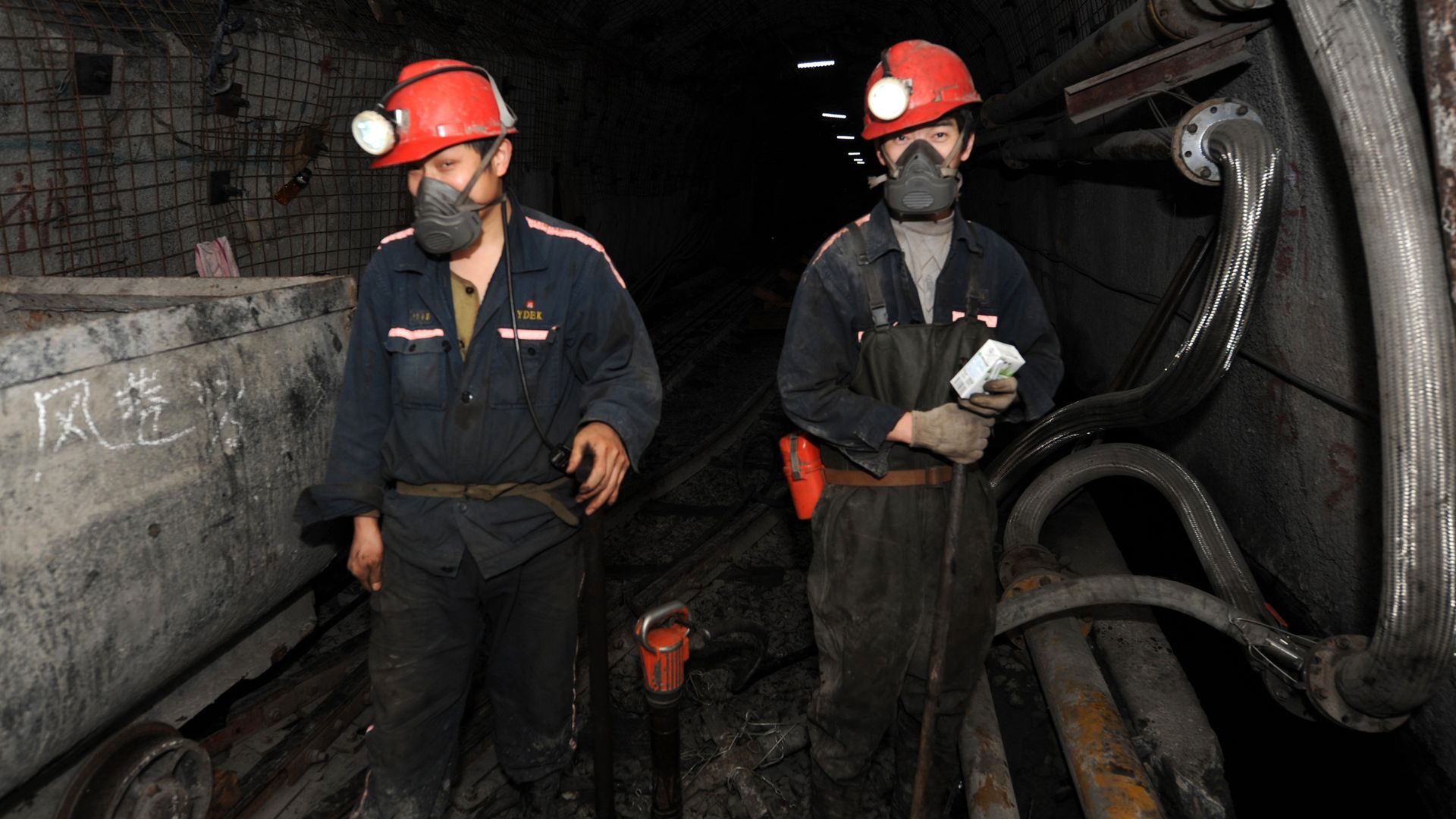 Laborers working at a coal mining facility Laborers working at a coal mining facility - Sputnik International, 1920, 19.08.2021