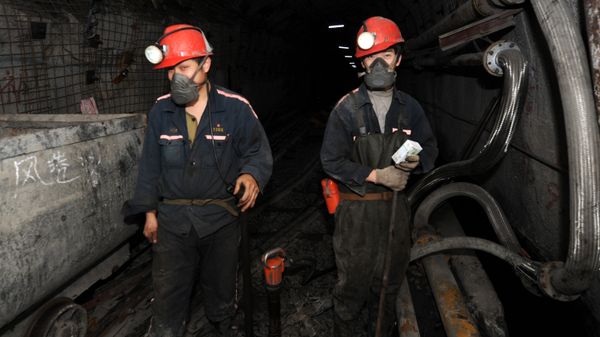 Laborers working at a coal mining facility  - Sputnik International