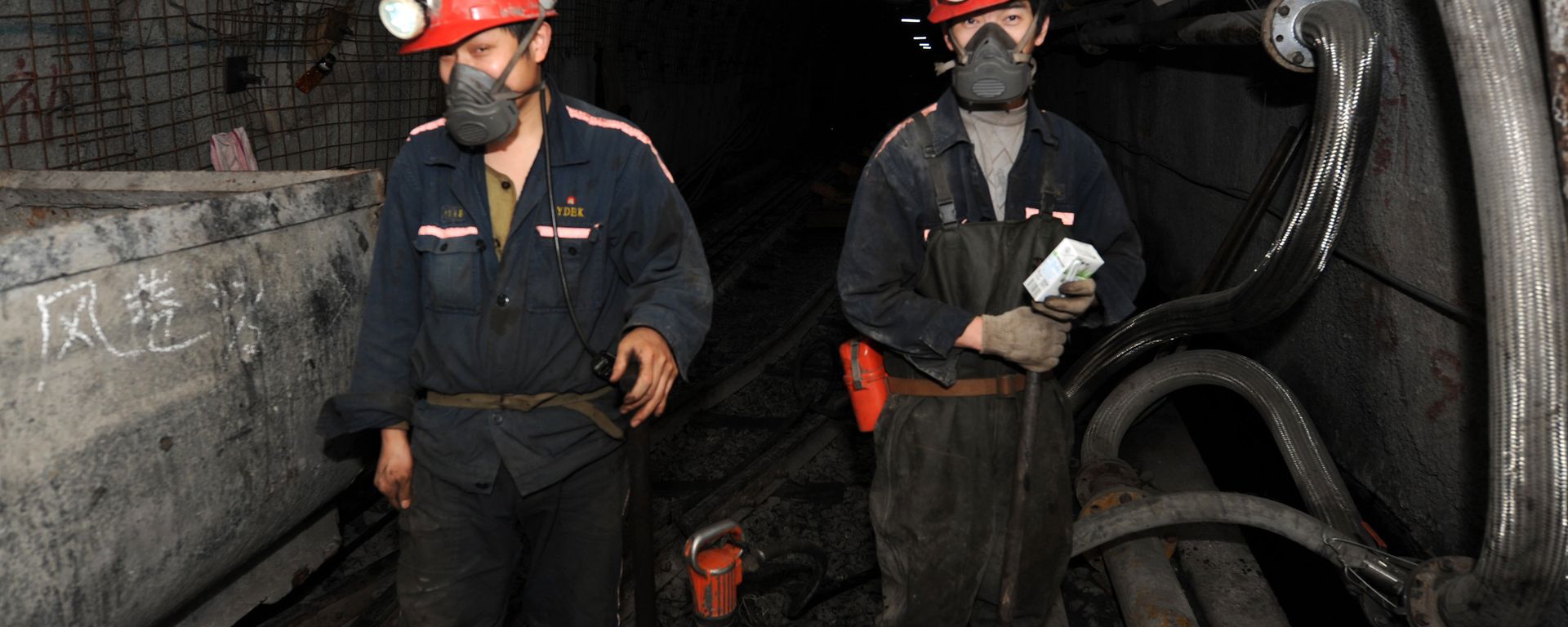 Laborers working at a coal mining facility  - Sputnik International, 1920, 16.05.2020