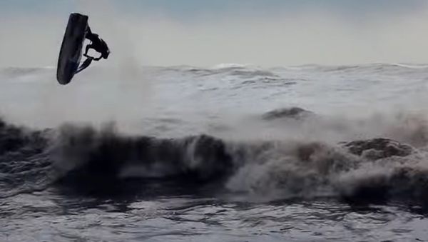 Fearless Russian Daredevils Ride Wave During Storm in Sochi - Sputnik International