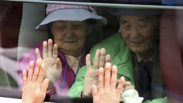 South Koreans on a bus touch the bus window in their attempt to feel hands of their North Korean relatives as they bid farewell after the Separated Family Reunion Meeting at Diamond Mountain resort in North Korea. (File) - Sputnik International