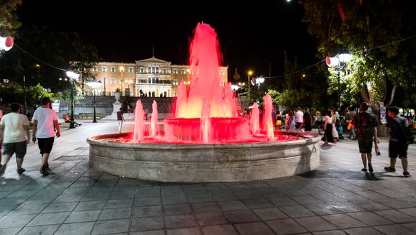 People walk near the fountain at Syntagma Square in front of the Greek Parliament in central Athens on July 4, 2015. People walk near the fountain at Syntagma Square in front of the Greek Parliament in central Athens on July 4, 2015. - Sputnik International