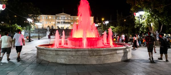 People walk near the fountain at Syntagma Square in front of the Greek Parliament in central Athens on July 4, 2015. People walk near the fountain at Syntagma Square in front of the Greek Parliament in central Athens on July 4, 2015. - Sputnik International