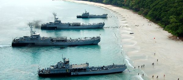 Kumbhir-class L-21 and L-22 LSTs (in the middle), and L-32, L-34 LCUs of the Indian Navy beached during an amphibious landing Kumbhir-class L-21 and L-22 LSTs (in the middle), and L-32, L-34 LCUs of the Indian Navy beached during an amphibious landing - Sputnik International
