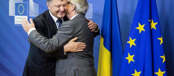 This handout picture taken and released by the Ukrainian presidential press-service shows President of the European Commission Jean-Claude Juncker (R) and Ukrainian President Petro Poroshenko embracing prior their talks in Brussels on August 27, 2015. This handout picture taken and released by the Ukrainian presidential press-service shows President of the European Commission Jean-Claude Juncker (R) and Ukrainian President Petro Poroshenko embracing prior their talks in Brussels on August 27, 2015. - Sputnik International