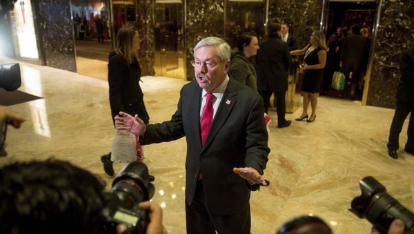 Iowa Gov. Terry Branstad speaks to members of the media in the lobby of Trump Tower in New York - Sputnik International