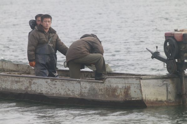 North Koreans fish on the Yalu River. North Koreans fish on the Yalu River. - Sputnik International