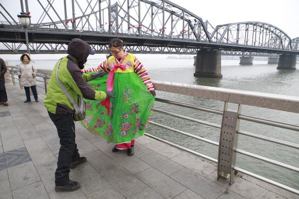 A tourist in traditional Korean costume poses for photos beside the river. A tourist in traditional Korean costume poses for photos beside the river. - Sputnik International