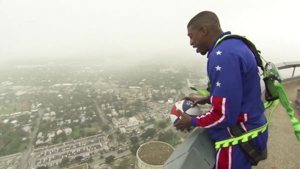 Amazing 583-Foot Basketball Shot | Harlem Globetrotters - Sputnik International