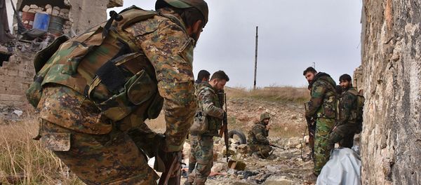 Syrian pro-government troops hold a position in Aleppo's eastern Karm al-Jabal neighborhood as they advance towards al-Shaar neighbourhood on December 5, 2016 during their offensive to retake Syria's second city. - Sputnik International