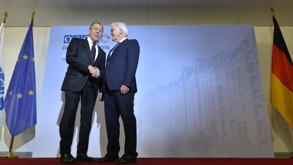 German Foreign Minister Frank-Walter Steinmeier and his Russian counterpart Sergei Lavrov shake hands during a two-day foreign ministers' meeting of the Organisation for Security and Cooperation in Europe (OSCE) in Hamburg, northern Germany, on December 8, 2016. - Sputnik International