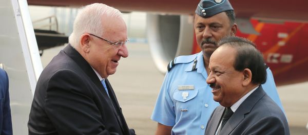 Israeli President Reuven Rivlin shakes hands with India’s Minister of Science and Technology Harsh Vardhan (R) upon his arrival at the airport in New Delhi, India, November 14, 2016. - Sputnik International