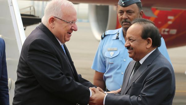 Israeli President Reuven Rivlin shakes hands with India’s Minister of Science and Technology Harsh Vardhan (R) upon his arrival at the airport in New Delhi, India, November 14, 2016. Israeli President Reuven Rivlin shakes hands with India’s Minister of Science and Technology Harsh Vardhan (R) upon his arrival at the airport in New Delhi, India, November 14, 2016. - Sputnik International