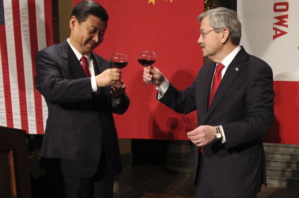 Chinese Vice President Xi Jinping, left, and Iowa Gov. Terry Branstad raise their glasses at the beginning of a formal dinner in the rotunda at the Iowa Statehouse, Wednesday, Feb. 15, 2012, in Des Moines, Iowa.  - Sputnik International