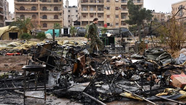 A Russian soldier inspects the damage at a field hospital that was  destroyed by rebel shelling on December 5, 2016 in the Furqan neighbourhood of the government-held side of west Aleppo. - Sputnik International