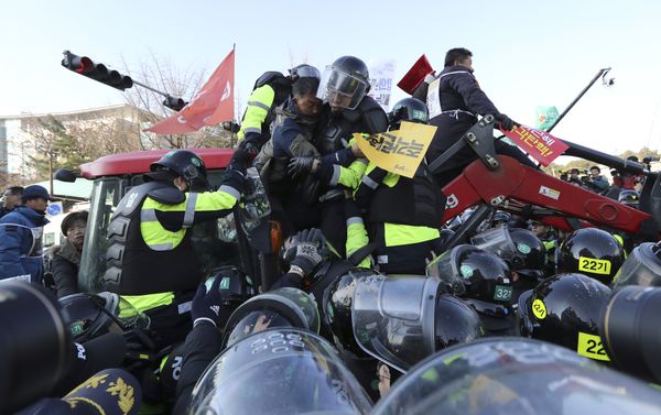 Police officers try to drag down a protesting farmer from a tractor as they are blocked by police officers before a rally demanding the impeachment of South Korean President Park Geun-hye in front of the National Assembly in Seoul, South Korea, Friday, Dec. 9, 2016. Police officers try to drag down a protesting farmer from a tractor as they are blocked by police officers before a rally demanding the impeachment of South Korean President Park Geun-hye in front of the National Assembly in Seoul, South Korea, Friday, Dec. 9, 2016. - Sputnik International